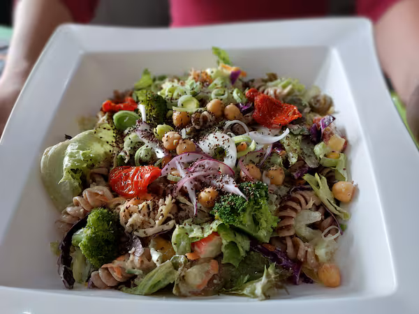 Salada colorida montada com diversos ingredientes frescos